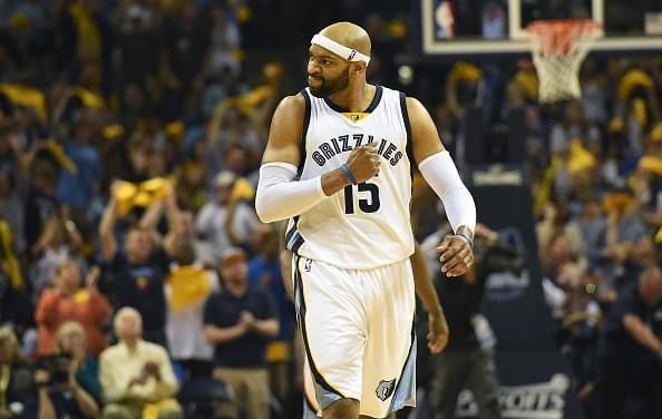 他在接受采 他在接受采